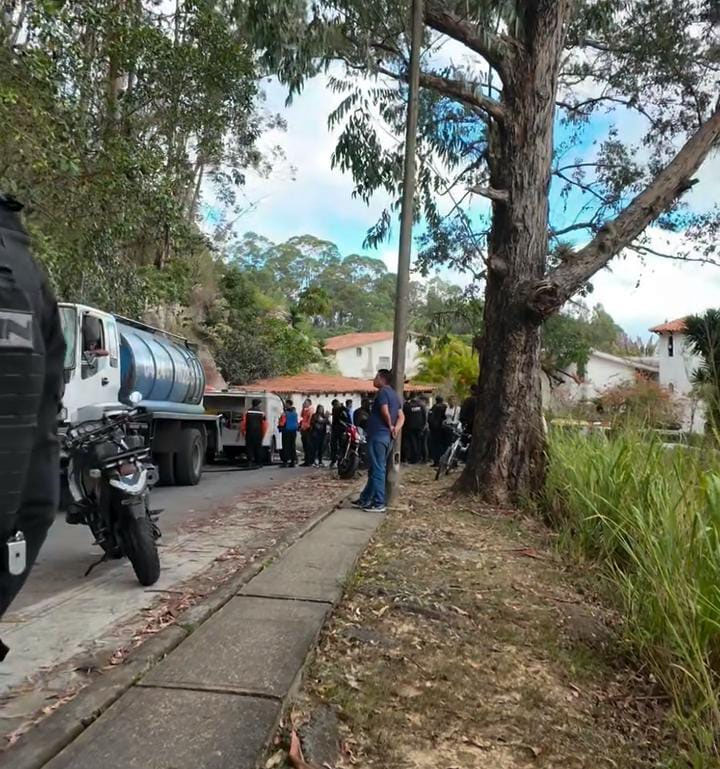 Mueren tres militares al estrellarse aeronave en Caracas