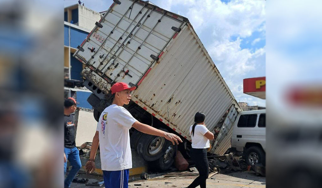 Tres personas murieron luego que camión chocara