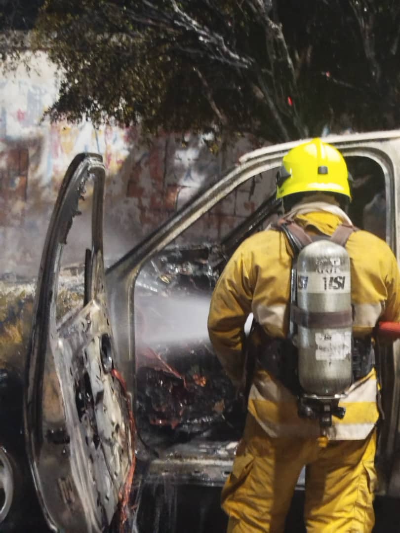 Se incendió vehículo en la avenida Carnevalli de Cabimas