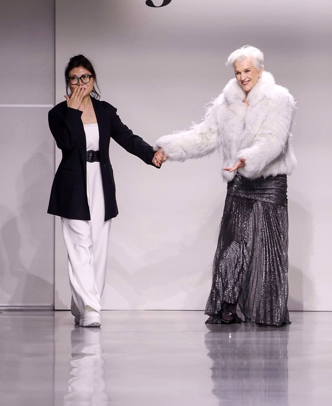 A sus 76 años madre de Elon Musk vuelve a las pasarelas