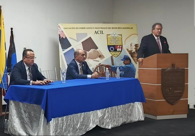 El poco poder adquisitivo del trabajador venezolano y las propuestas para enfrentarlo fueron los puntos centrales que expuso el presidente de Fedecámaras, Adam Celis en Lagunillas, ubicada en la Costa Oriental del Lago del estado Zulia.