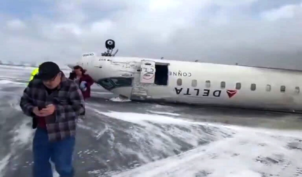 Avión de Delta Airlines se estrella al aterrizar en el aeropuerto de