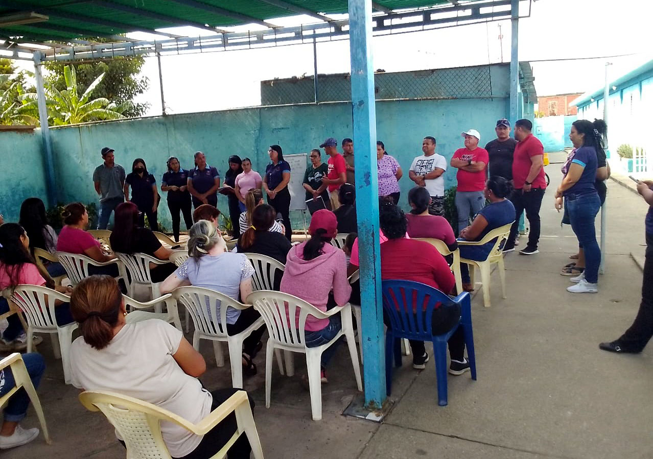 Comunidad "El Alba" en Cabimas debate en asamblea proyecto para la escuela 