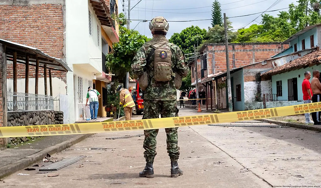 Explosión cerca de un colegio en Colombia deja varios niños y policías heridos