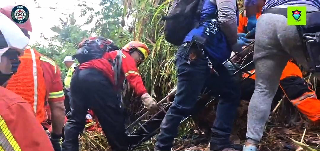 Más de 40 muertos al caer un bus a un río en Guatemala