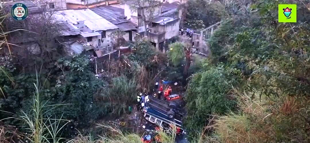 Más de 40 muertos al caer un bus a un río en Guatemala