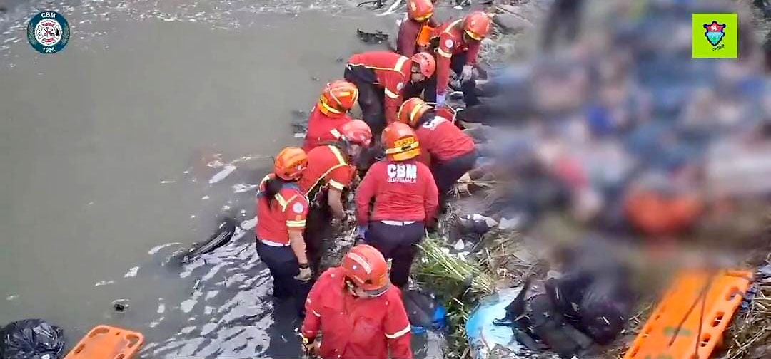 Más de 40 muertos al caer un bus a un río en Guatemala