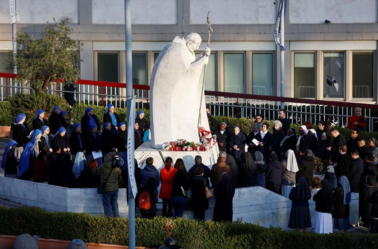 Papa Francisco continúa en estado de salud crítico