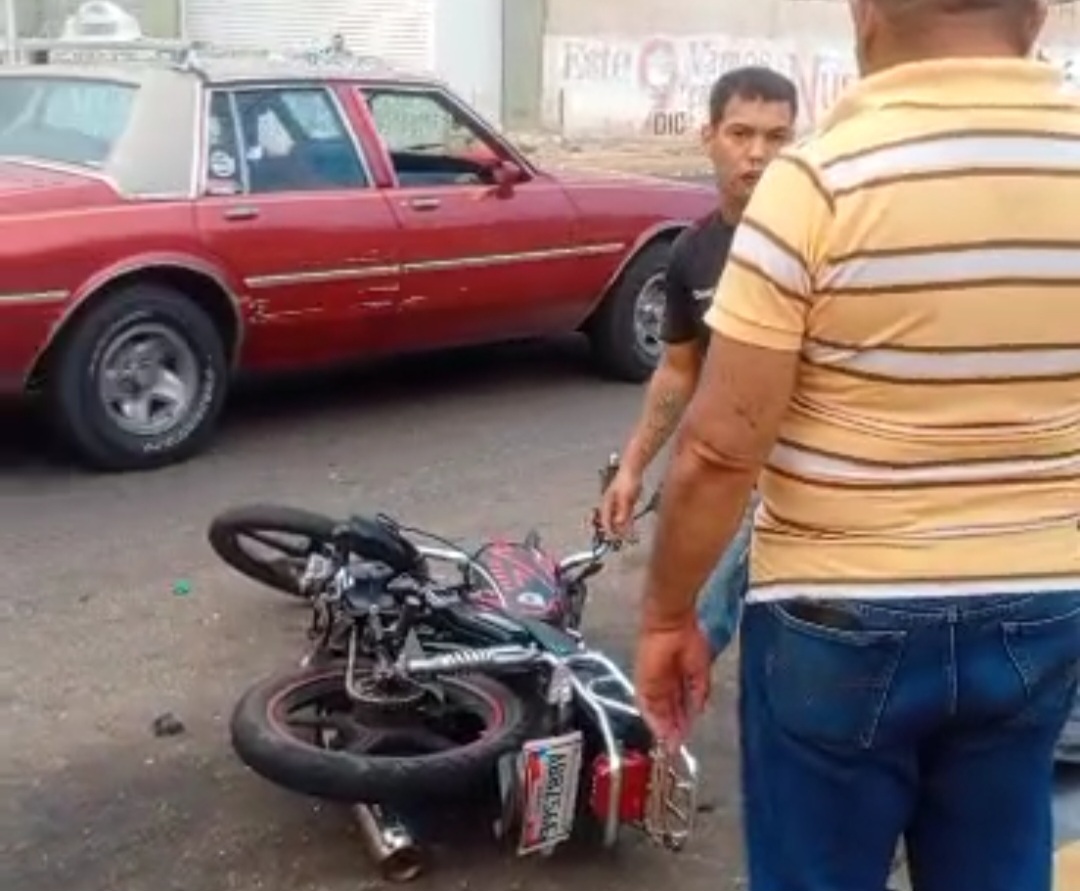 Dos heridos dejó accidente entre moto y auto en el centro de Lagunillas