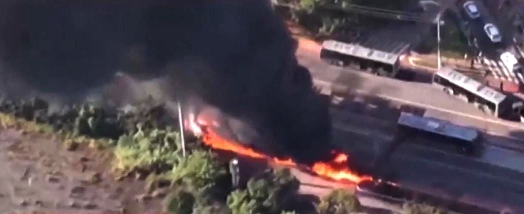 Se estrella avioneta contra bus en Brasil en plena vía