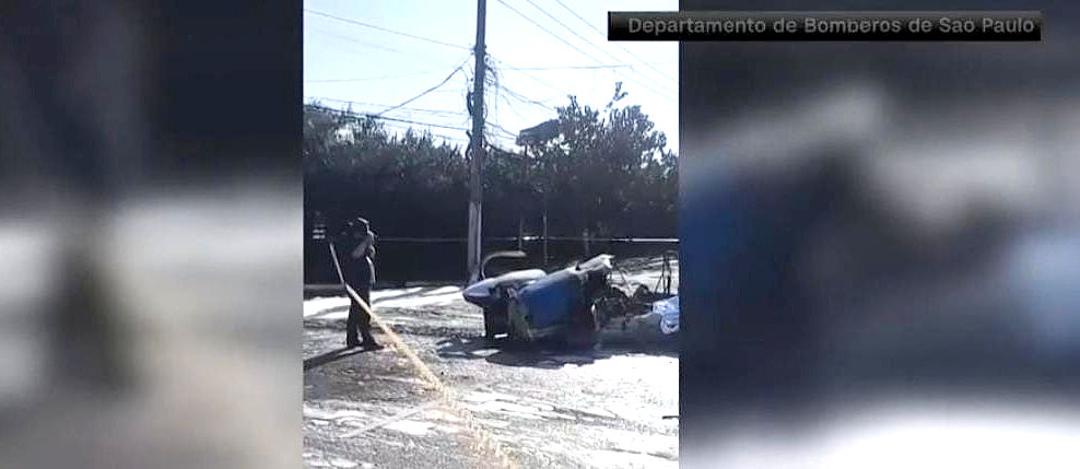 Se estrella avioneta contra bus en Brasil en plena vía