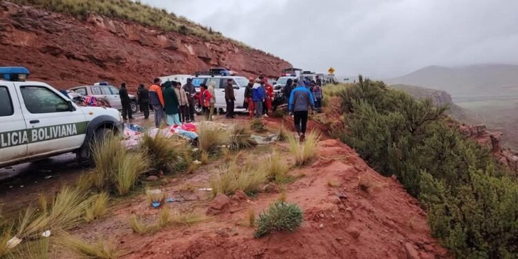 Sucesos.- Al menos 25 personas fallecieron y otras 26 resultaron heridas este lunes cuando un autobús de transporte público cayó por un barranco tras chocar con otro vehículo en la carretera que une a las regiones bolivianas de Potosí y Oruro, según información de la Fiscalía Departamental del Potosí.