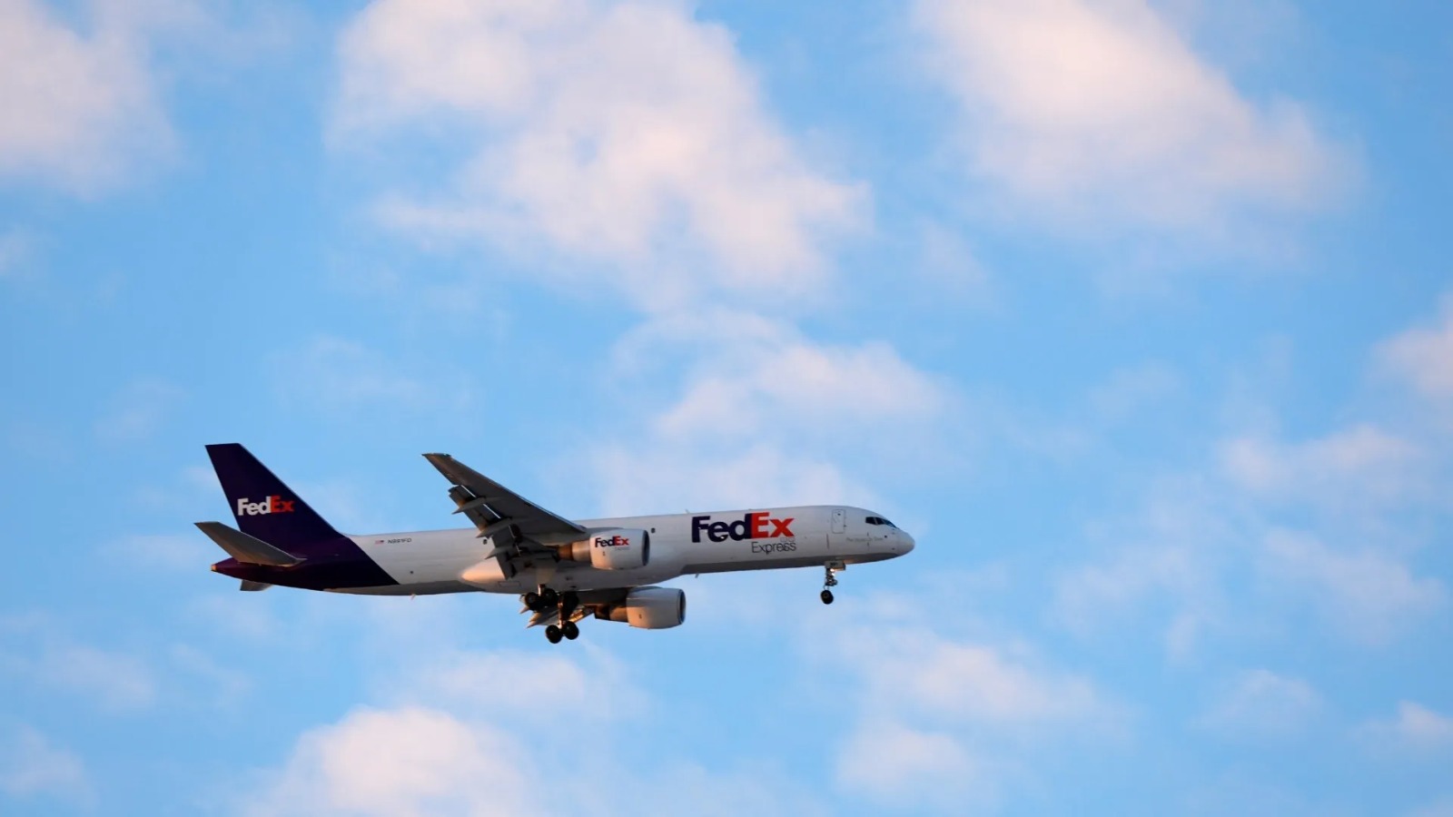 Avión aterriza de emergencia en EEUU con un motor en llamas