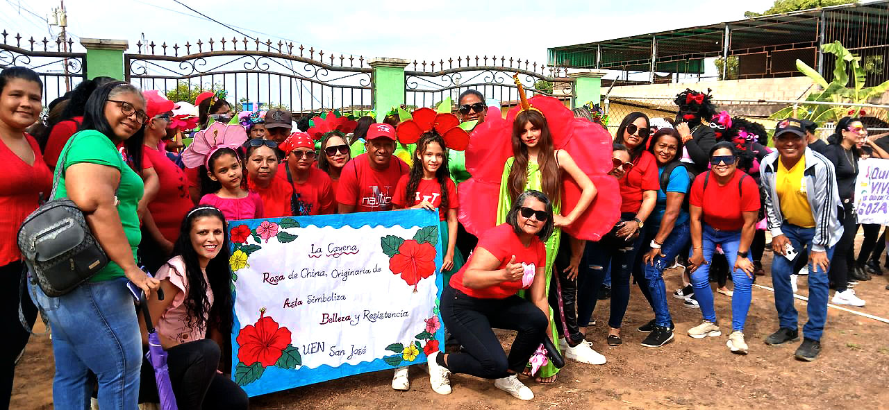 Con vistoso desfile celebran carnaval 
