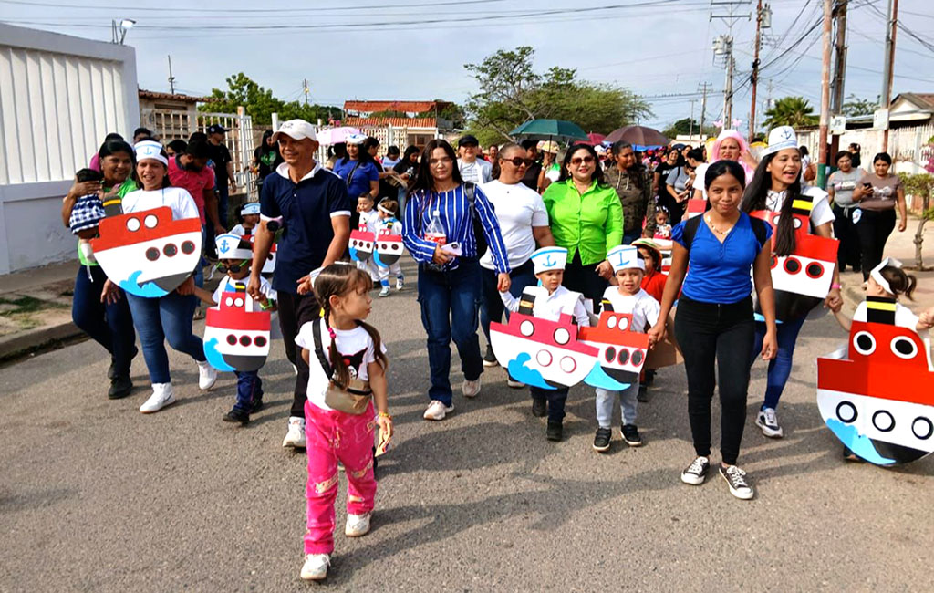 Con vistoso desfile celebran carnaval 