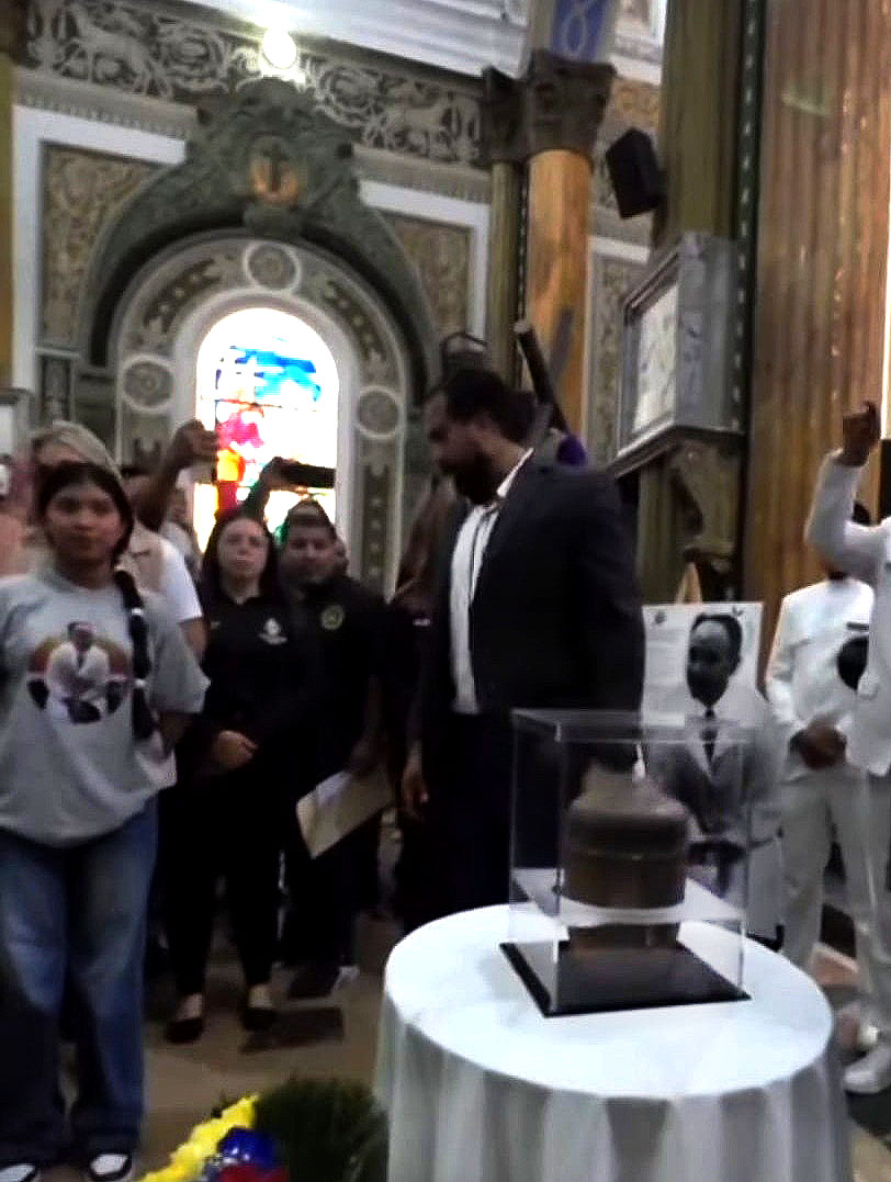 Despedida del Humberto Fernández Morán rumbo al Panteón Nacional