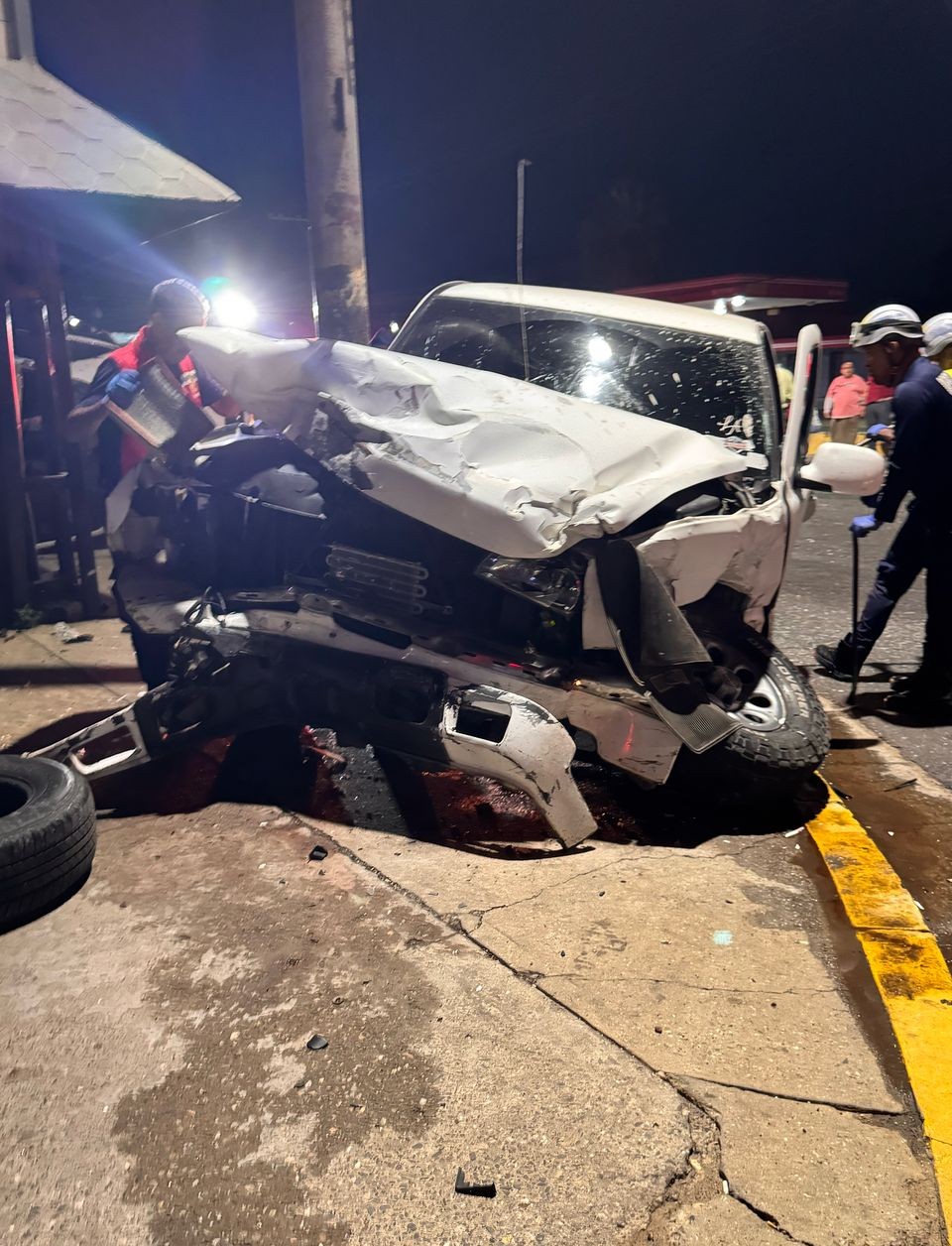 Sucesos. Dos heridos fue el saldo que dejó una fuerte colisión entre dos vehículos en la avenida Intercomunal , carretera J sector El Dividive, parroquia Rómulo Betancourt de Cabimas, estado Zulia . El hecho se registró en horas de la madrugada de este sábado 15 de marzo.