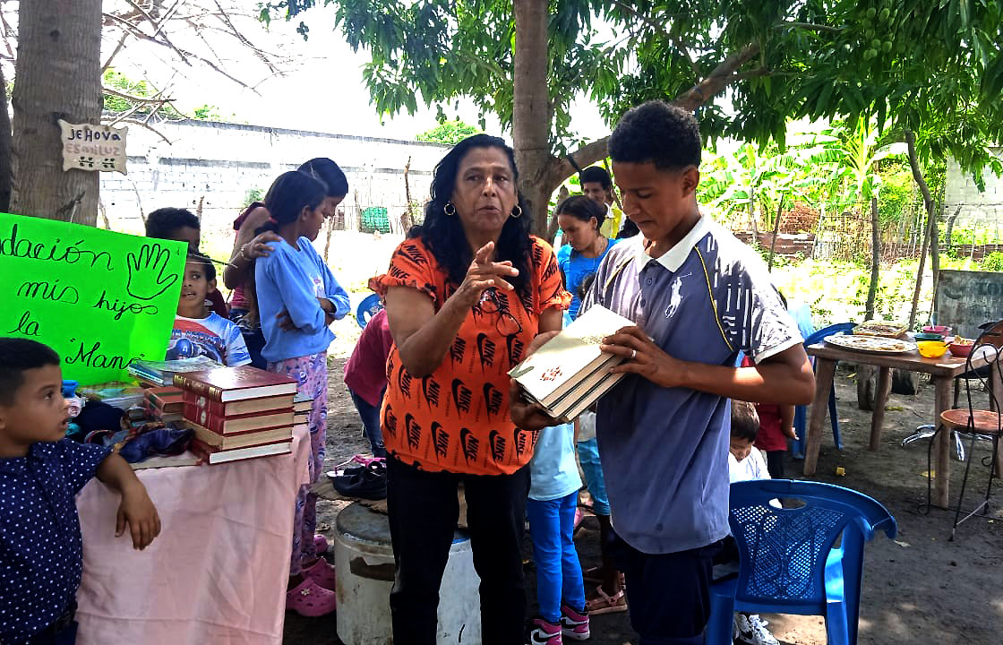 Fundación “Con Mis Hijos de la Mano” en Simón Bolívar