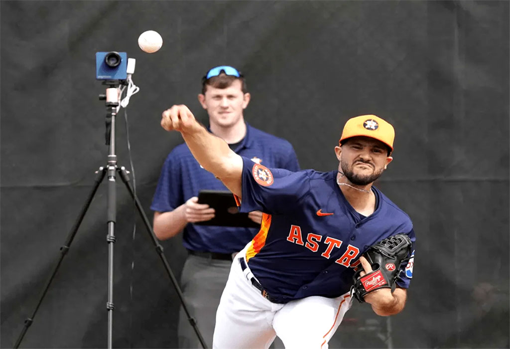 Luis Contreras ponchó a tres Yankees en relevo