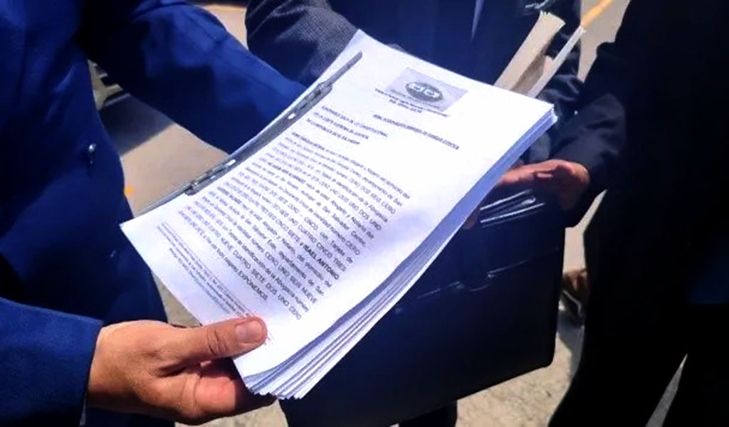 Presentan 30 demandas de amparo por migrantes venezolanos deportados a El Salvador