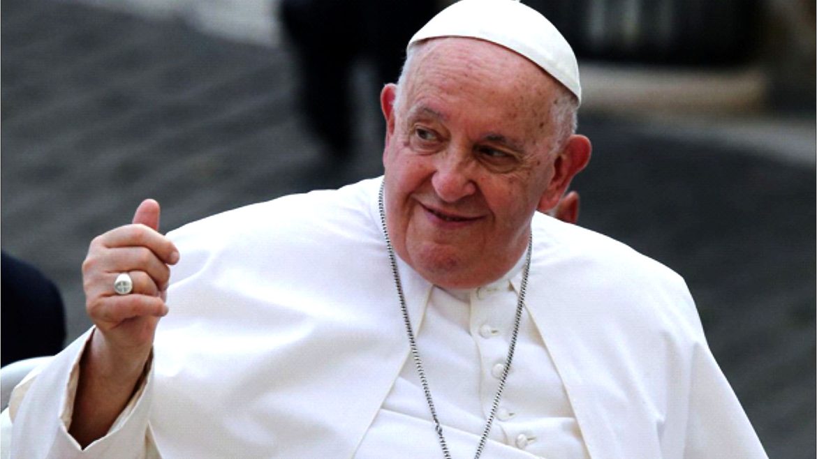 Radiografía de tórax confirma mejoría del Papa