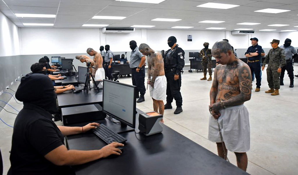 Internacionales.- La secretaria de Seguridad Nacional de Estados Unidos, Kristi Noem, planea visitar el miércoles 26 el Centro de Confinamiento del Terrorismo (Cecot) en El Salvador, a donde el Gobierno de Donald Trump ha enviado en días recientes a más de 300 migrantes deportados, entre ellos 238 venezolanos.