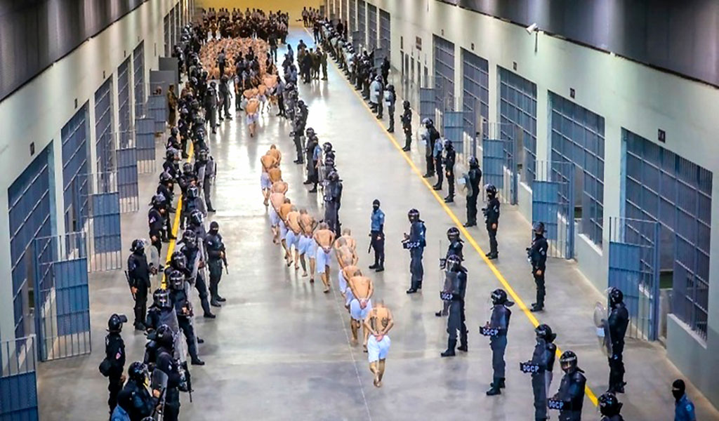 Nacionales.- El bufete de abogados Grupo Ortega de El Salvador, emitió un comunicado en el que solicita a la Sala Constitucional de la Corte Suprema de Justicia la liberación de 238 migrantes venezolanos detenidos en el Centro de Confinamiento del Terrorismo (CECOT).