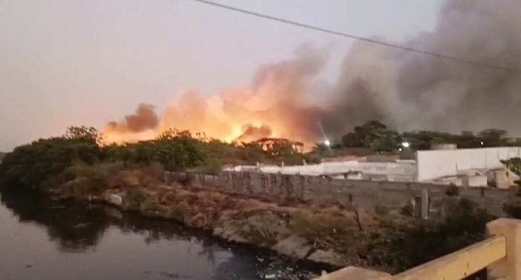 Desde la tarde de este domingo, 23 de marzo, se registra un incendio en el centro de operaciones del Instituto de Aseo Urbano de Maracaibo (IMAU), patio de desechos sólidos tratados, Recimara, frente al Terminal de Pasajeros, casco central.