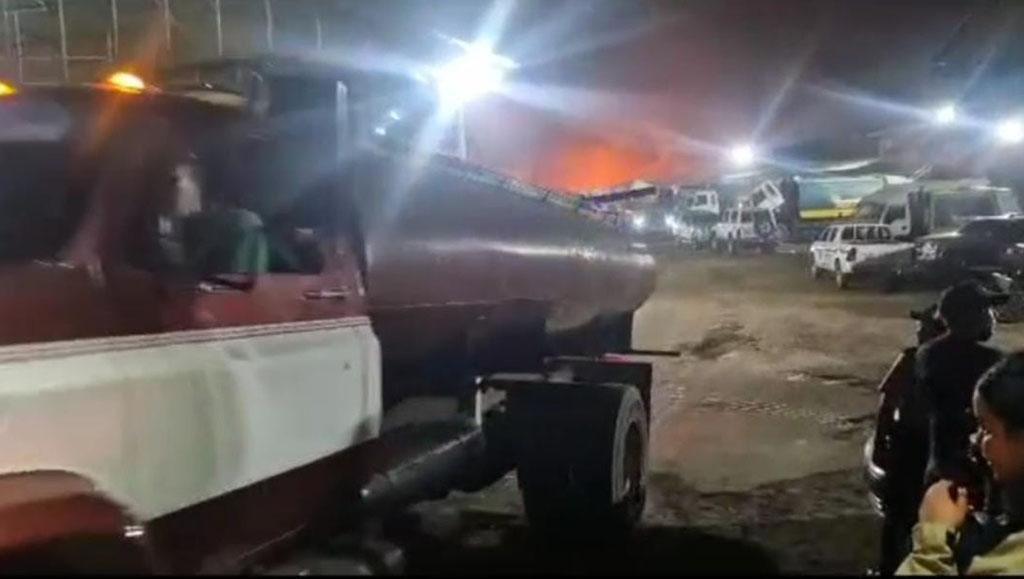 Desde la tarde de este domingo, 23 de marzo, se registra un incendio en el centro de operaciones del Instituto de Aseo Urbano de Maracaibo (IMAU), patio de desechos sólidos tratados, Recimara, frente al Terminal de Pasajeros, casco central.