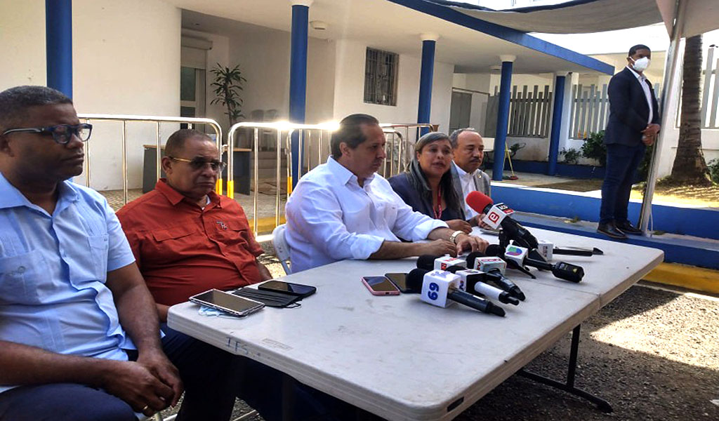 REPÚBLICA DOMINICANA.-Al menos 200 de las personas, víctimas del siniestro ocurrido tras el desplome del techo de la discoteca Jet Set en Santo Domingo, fueron encontrados sentados, con impactos en el cráneo, según reveló el ministro de Salud Pública de Dominicana, Víctor Atallah.