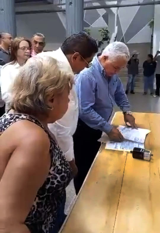 ZULIA.- El actual alcalde del municipio Rosario de Perijá, del estado Zulia, Ely Ramón Atencio, inscribió su candidatura, este viernes 11 de abril, como candidato a la gobernación del estado Zulia por Acción Democrática.