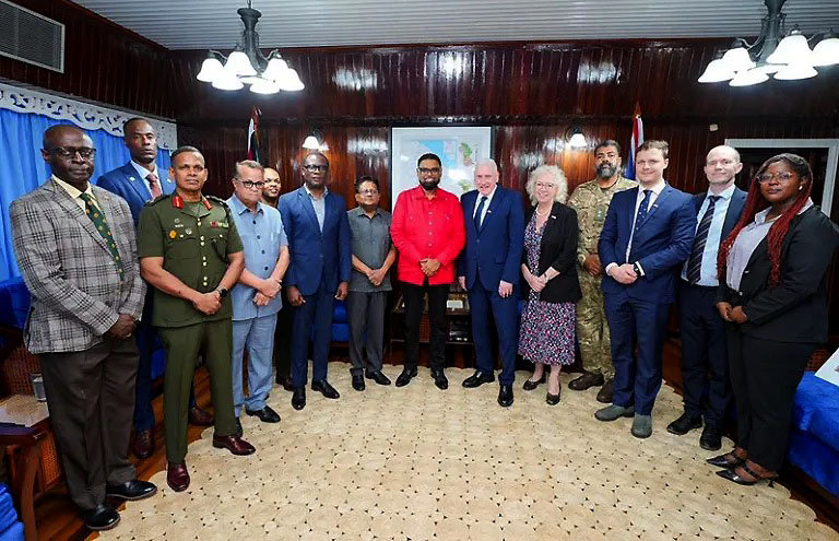 Guyana firma acuerdo de Defensa con Reino Unido en plena tensión con Venezuela