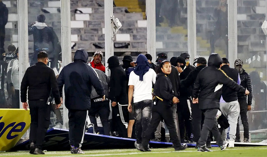 Mueren dos aficionados del Colo Colo aplastados por una reja del estadio