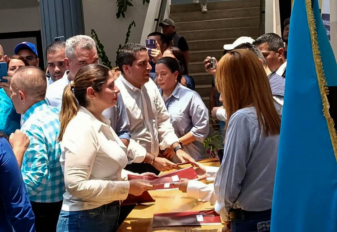 Nora Bracho inscribe candidatura a la AN
