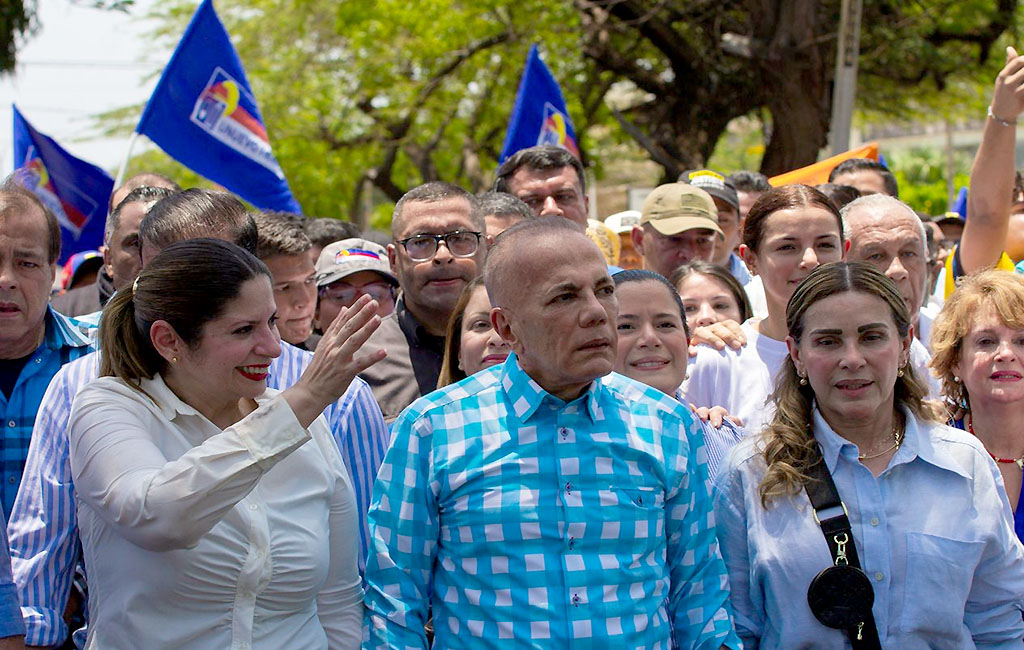 Nora Bracho inscribe candidatura a la AN
