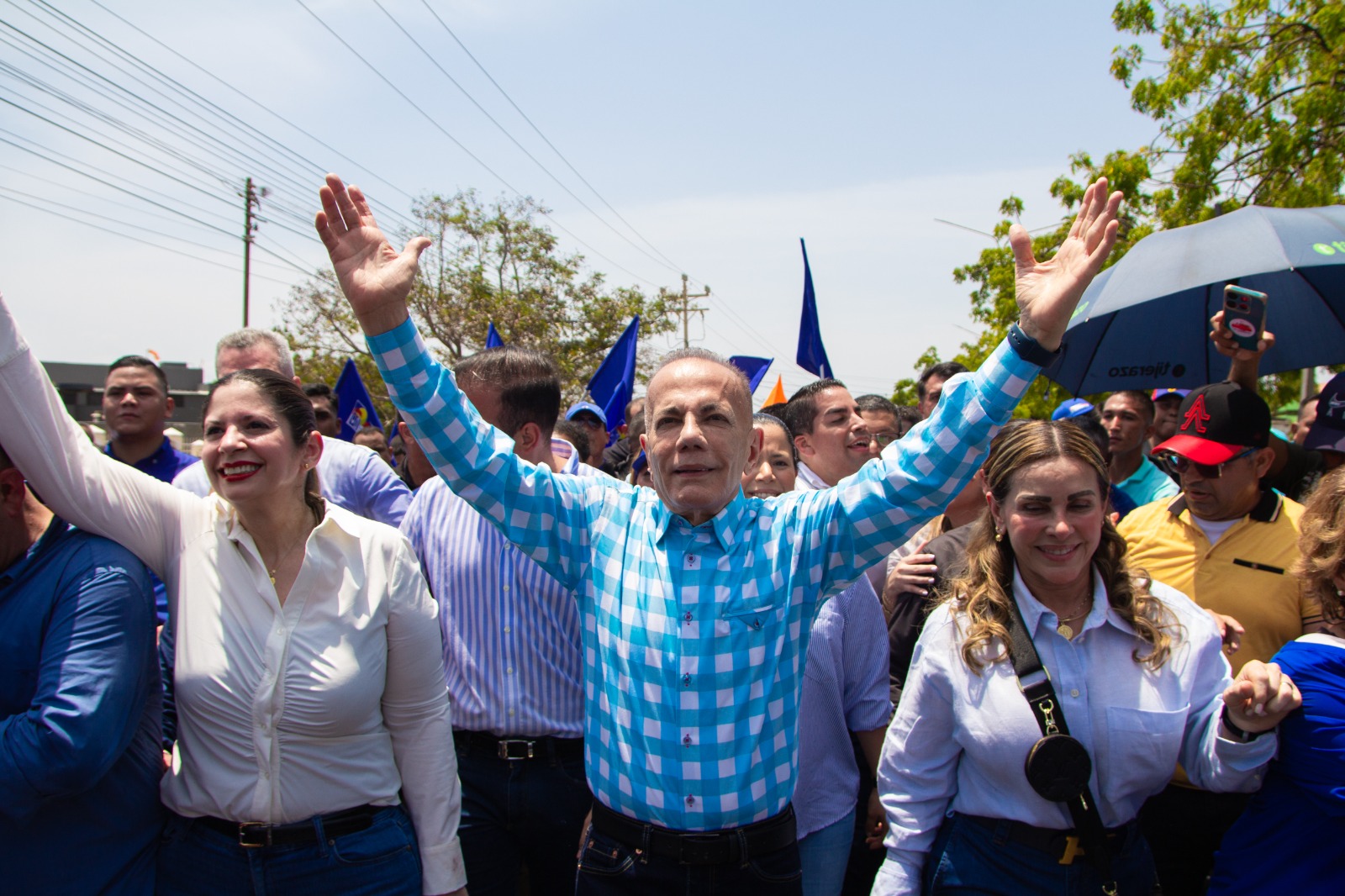 Rosales formaliza su inscripción ante el CNE