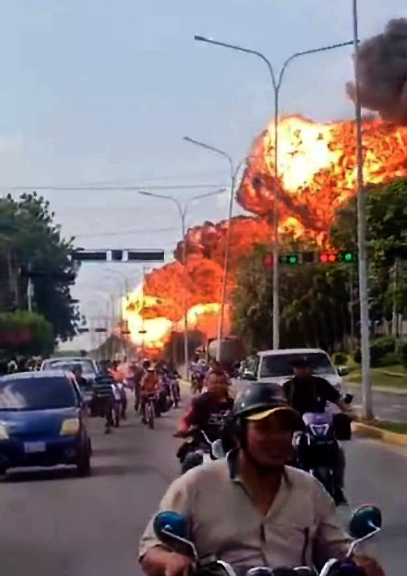 Sucesos.- Aproximadamente a las 9:45 de la mañana de este martes 29 de abril, una cisterna de combustible de Petróleos de Venezuela, S. A. (Pdvsa) se prendió en llamas cuando transitaba por la avenida principal de la ciudad de Camaguán,
