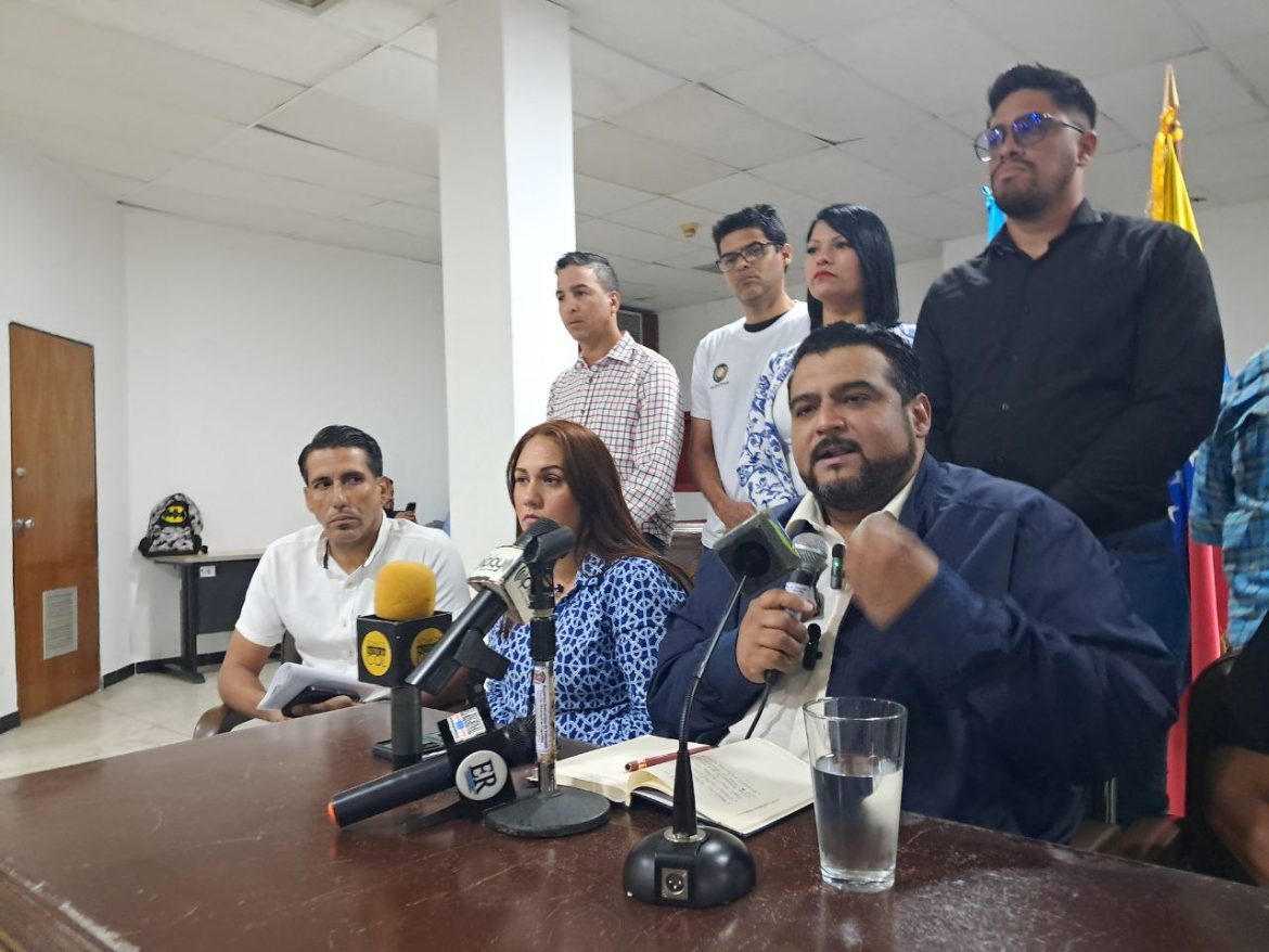 Concejal Javier Africano rechazó su destitución de la directiva de AD