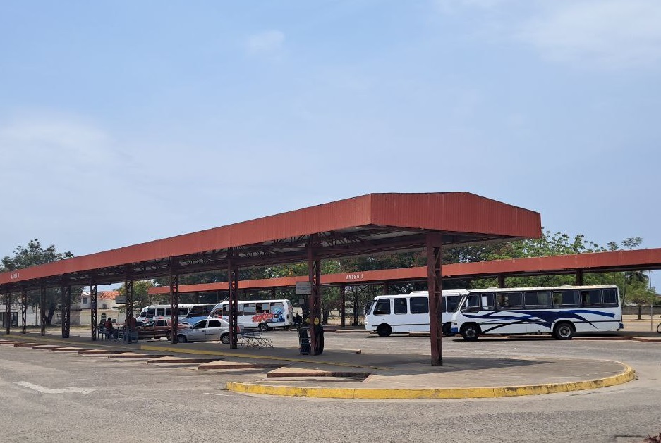 El Terminal de Pasajeros de Lagunillas del estado Zulia están habilitadas 12 líneas de transporte público para movilizar a los temporadistas en esta Semana Santa 2025.