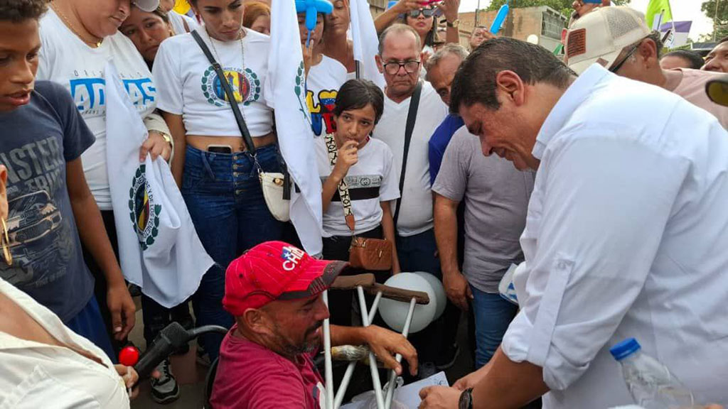 -Desde el sector Carmelo Urdaneta de la parroquia Venancio Pulgar Atencio ratificó su compromiso de equidad y desarrollo integral Bajo el lema "Las riquezas del Zulia deben llegar a todos sus regiones".