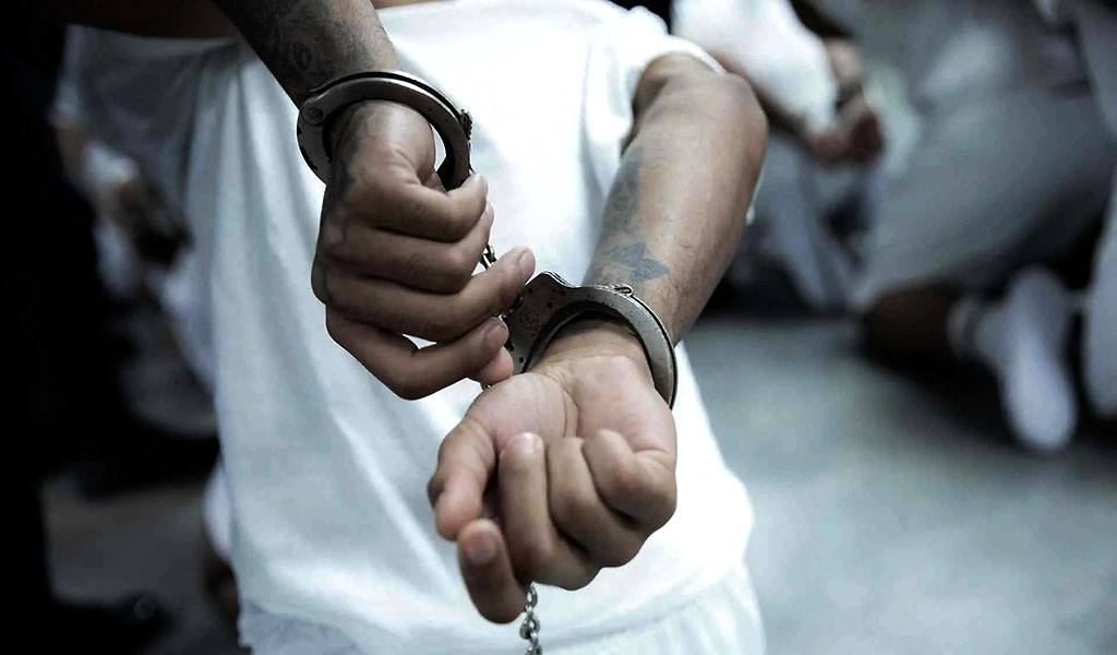 Abogados denuncian presuntas torturas a migrantes venezolanos detenidos en El Salvador