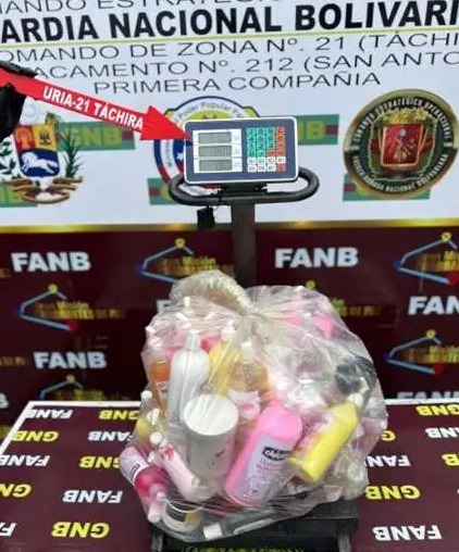 Sucesos.- Efectivos militares detuvieron a Yoselin Antonieta Calles Bullones y le incautaron 51 kilos de cocaína líquida, según reportes.