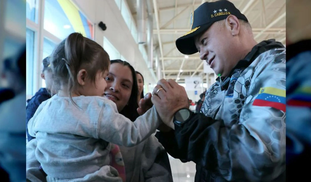 Entre los migrantes repatriados llegó adolescente separada de sus padres