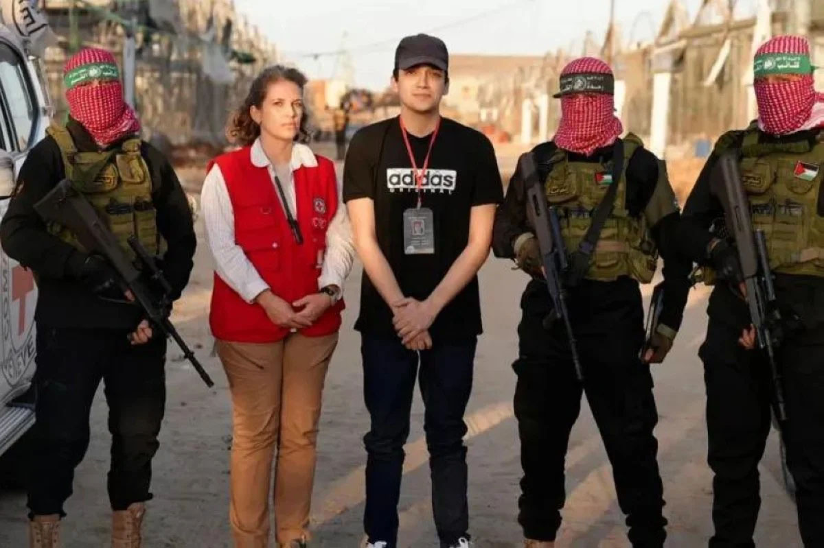 Hamas entregó al rehén estadounidense Edan Alexander a la Cruz Roja