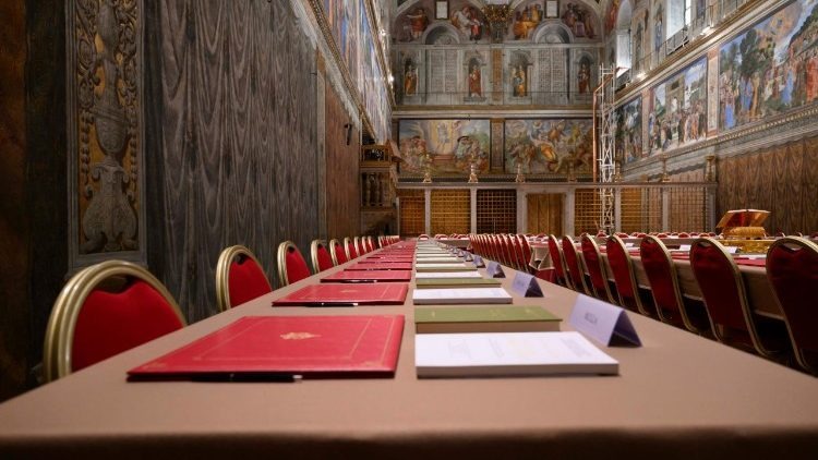 La Capilla Sixtina ya está preparada para el Cónclave