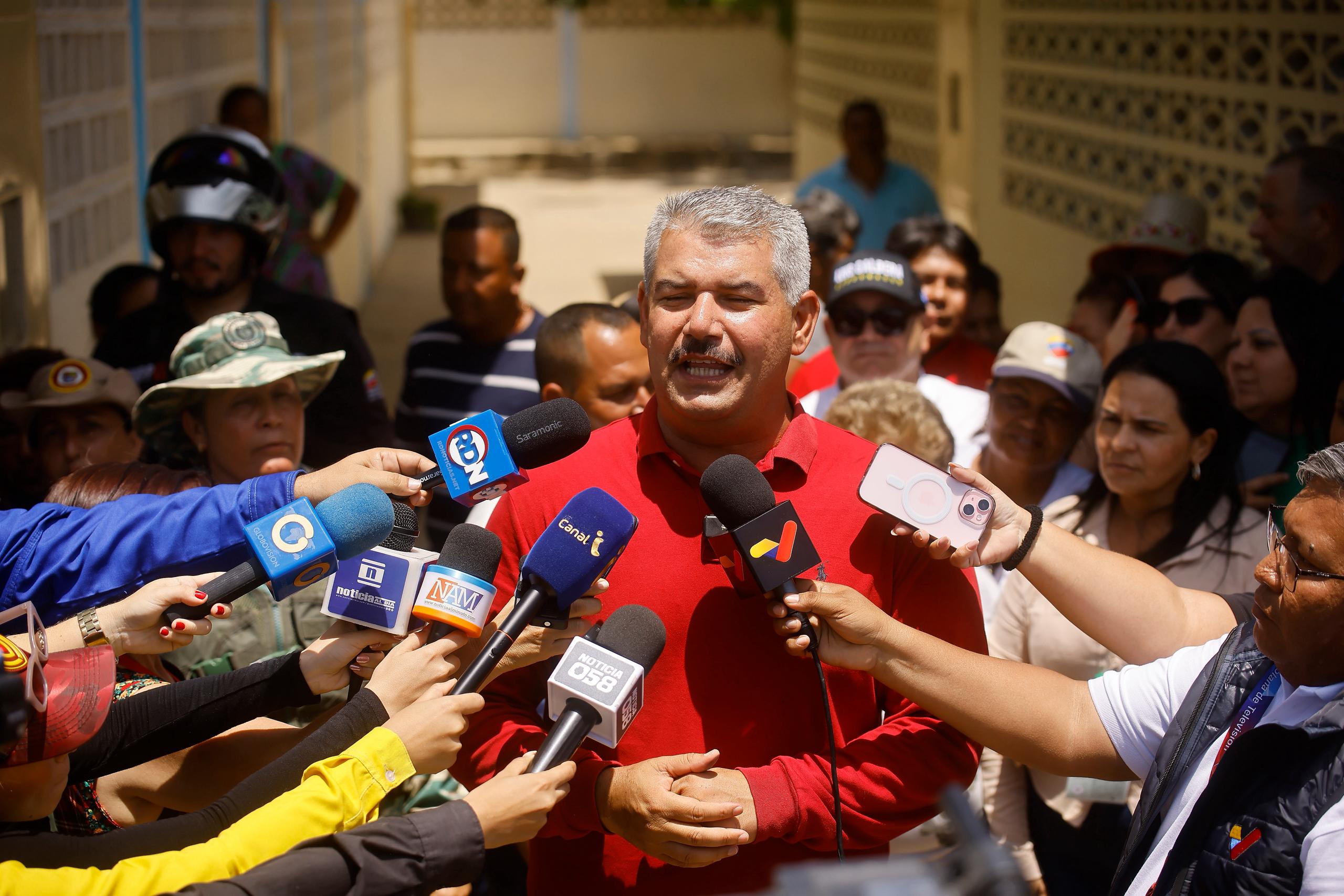 Luis Caldera El pueblo sale a los centros de votación 
