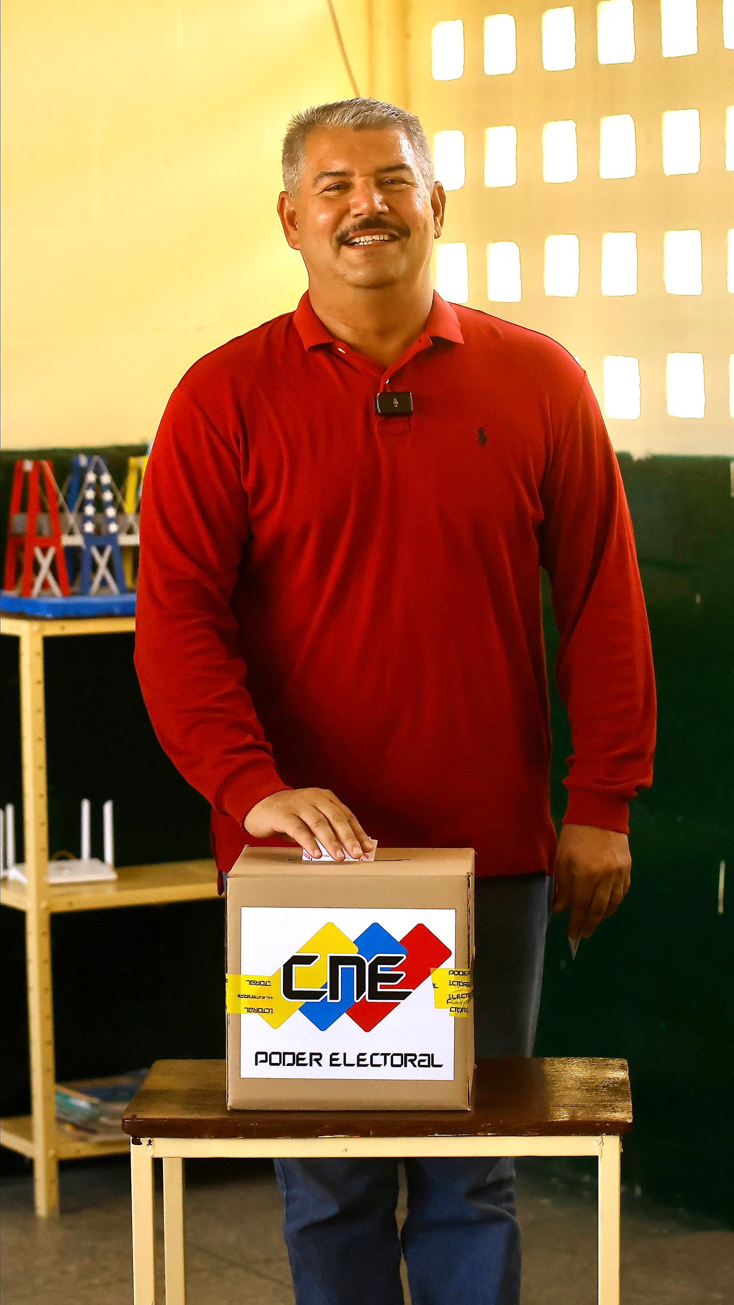 Luis Caldera El pueblo sale a los centros de votación 