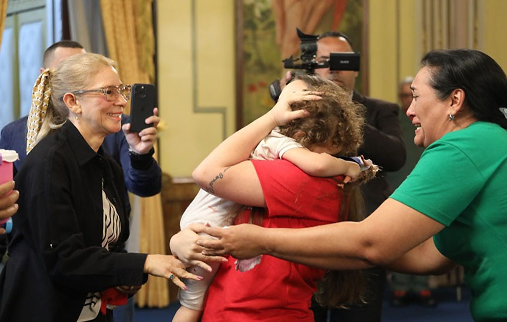Maikelys Espinoza es recibida por su madre