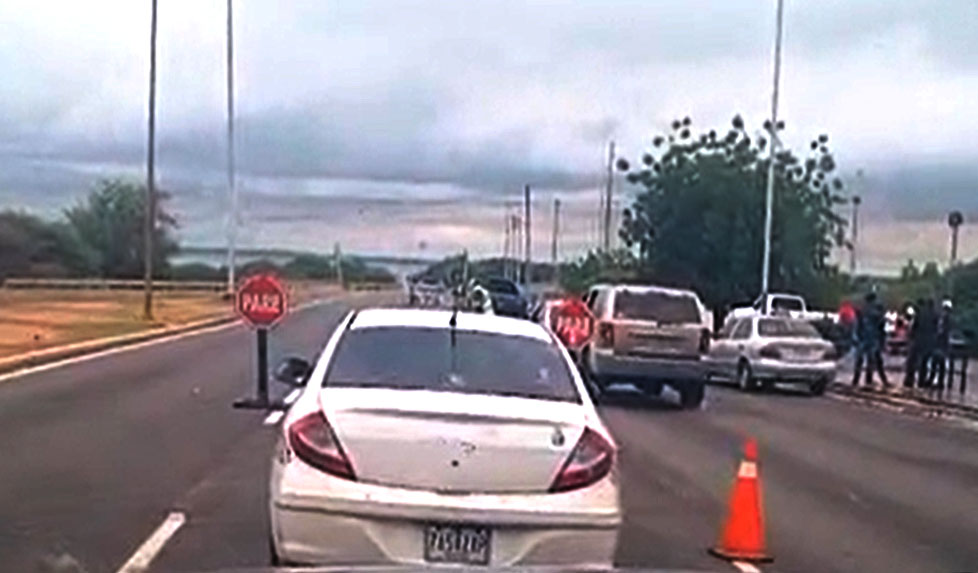 Tránsito en el puente sobre el lago de Maracaibo