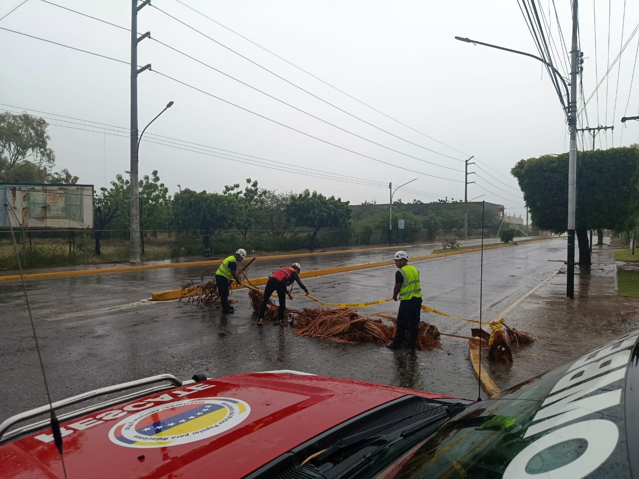 Reportan caída de estructura metálica en la avenida Universidad de Cabimas